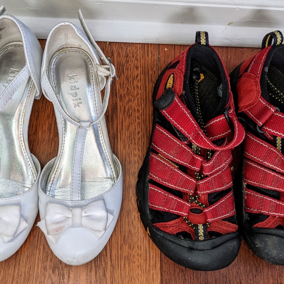 GENTLY USED CHILDREN'S SHOES - Picture 3 of 5